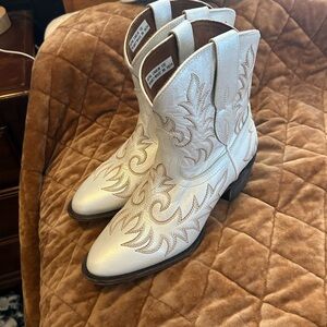 Ariat carlin bootie in pearly white